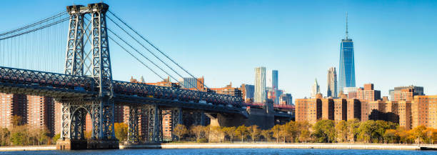 williamsburg bridge brooklyn, 맨해튼 스카이라인, 프리돔 타워와도 - east river riverbank waters edge suspension bridge 뉴스 사진 이미지