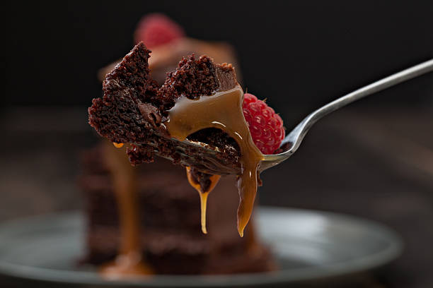 morceau de gâteau au chocolat - petite faiblesse photos et images de collection