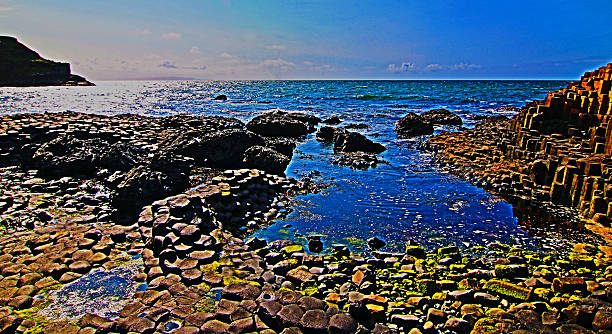 caminho dos gigantes na maré baixa em dia de verão - national trust northern ireland uk rock imagens e fotografias de stock