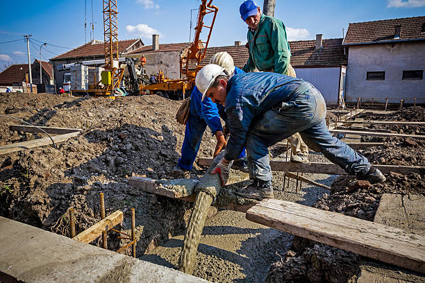 betão verter - protective workwear bricklayer manual worker construction imagens e fotografias de stock