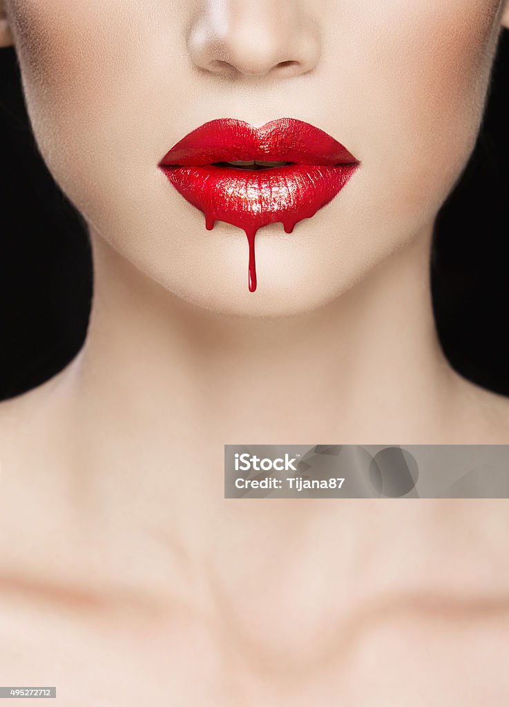 Roten Lippen-Nahaufnahme, make-up tropfend - Lizenzfrei Vampir Stock-Foto