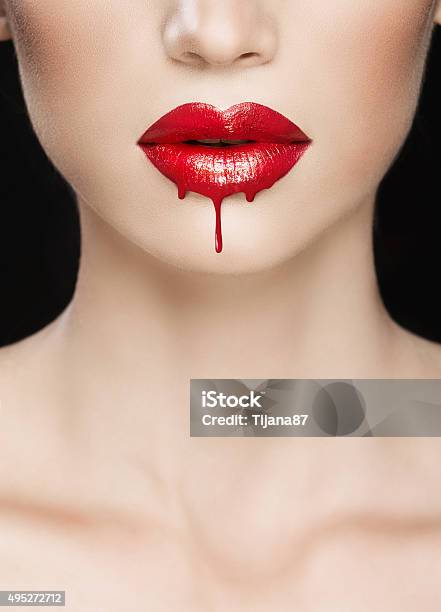 Roten Lippennahaufnahme Makeup Tropfend Stockfoto und mehr Bilder von Vampir - Vampir, Lippen, Blut