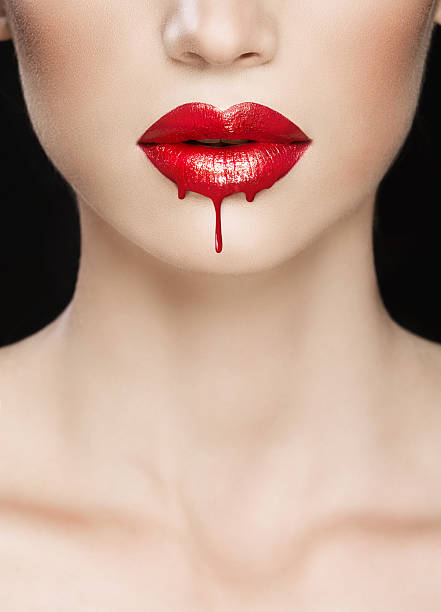 rouge à lèvres de près, gouttes de maquillage - sexy lips photos et images de collection
