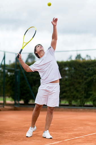 Hombre jugando al tenis photo