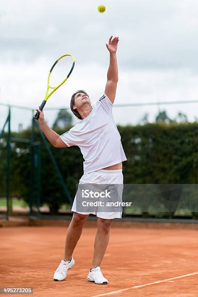 Foto de Homem Jogando Tênis e mais fotos de stock de Tênis - Esporte de Raquete - Tênis - Esporte de Raquete, Servir - Esporte, Serviço