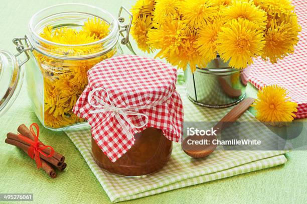 Photo libre de droit de Pot De Fleur De Pissenlit De La Confiture De La Cannelle Et Blowball Fleurs banque d'images et plus d'images libres de droit de Aigrette de pissenlit