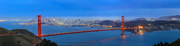 golden-gate-brücke und der innenstadt von san francisco - golden gate bridge san francisco county bridge city stock-fotos und bilder