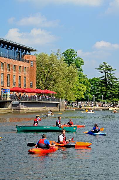 kanus auf den fluss avon, stratford-upon-avon - royal shakespeare theatre stock-fotos und bilder