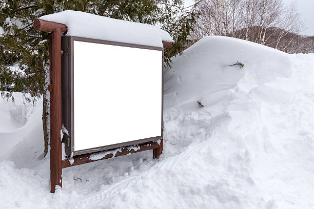 Cartelera cubierto con la nieve en el fondo del parque - foto de stock