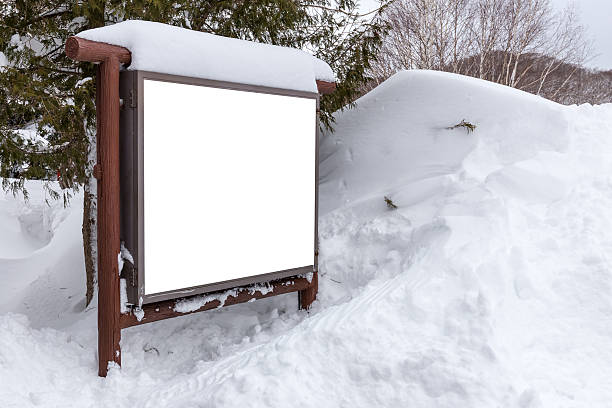 Tabellone coperto con neve su sfondo del parco - foto stock