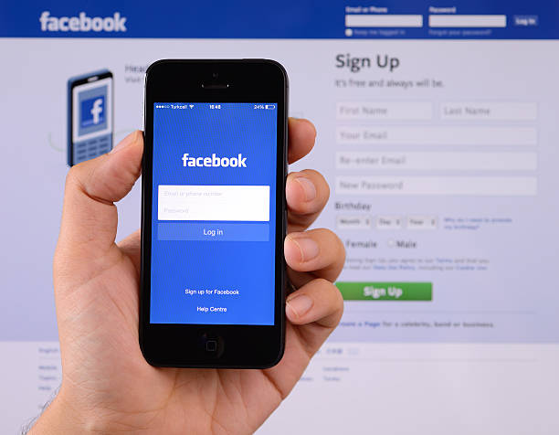 facebook sur iphone et smartphone - apple com photos et images de collection