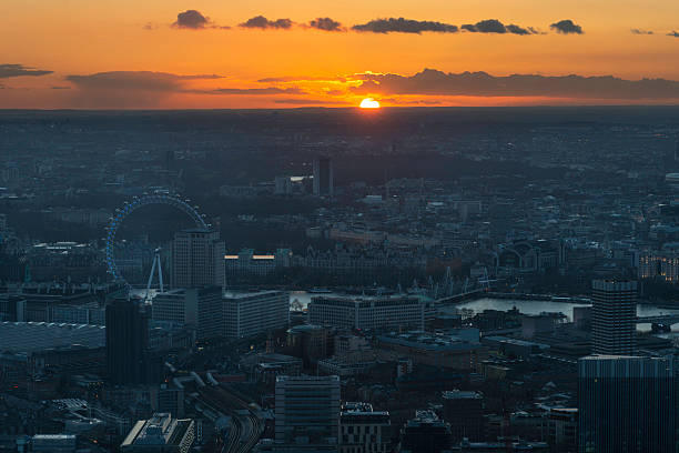 vue aérienne de la ville de londres au coucher du soleil - london england aerial view skyscraper mid air photos et images de collection