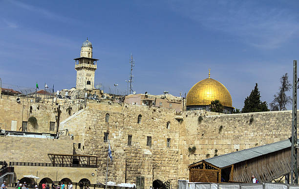 western wall plaza, le temple mount, jerusalem - middle the western wall jerusalem israel photos et images de collection