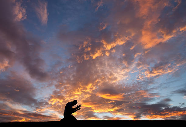 sylwetka, niemożliwych do poznania mężczyzna salvation modlitwą - forgiveness praying men silhouette zdjęcia i obrazy z banku zdjęć