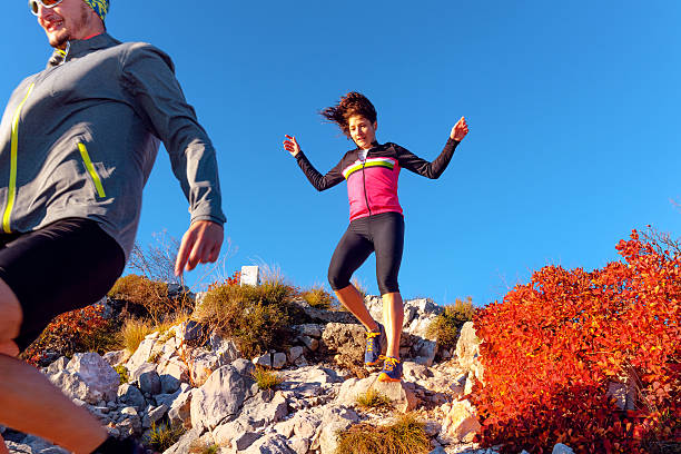 mulheres e homens correndo na colina, julian alpes, europa - sport exercising men julian alps - fotografias e filmes do acervo