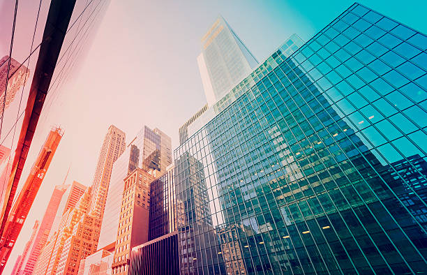 tonalità vintage grattacieli di manhattan al tramonto, new york, stati uniti - wall street finance skyscraper business foto e immagini stock