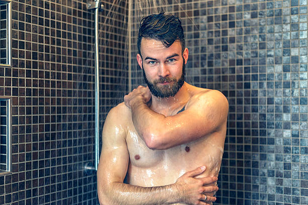 amigável jovem soaping se no chuveiro - shower human face men wet - fotografias e filmes do acervo