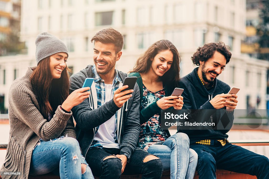 Websurfen in der Stadt - Lizenzfrei Freundschaft Stock-Foto Websurfen in der Stadt - Lizenzfrei Freundschaft Stock-Foto