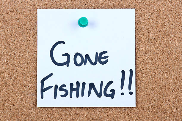 đăng ghi chú trên gỗ - gone fishing sign hình ảnh sẵn có, bức ảnh & hình ảnh trả phí bản quyền một lần