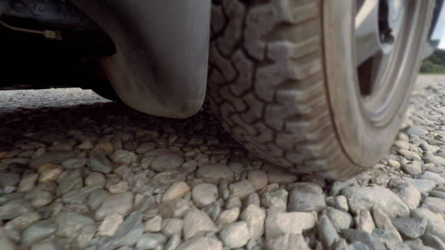 Drive on riverbed -Tire -4K-