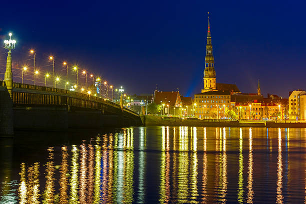 старый город и река даугава на ночь, riga, латвия - st peters basilica стоковые фото и изображения