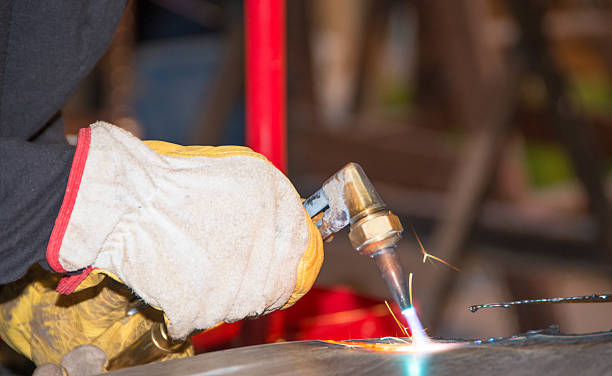 웰더-상석 female 잘라냄 금속면의 2.nef - craft welding torch female welder 뉴스 사진 이미지