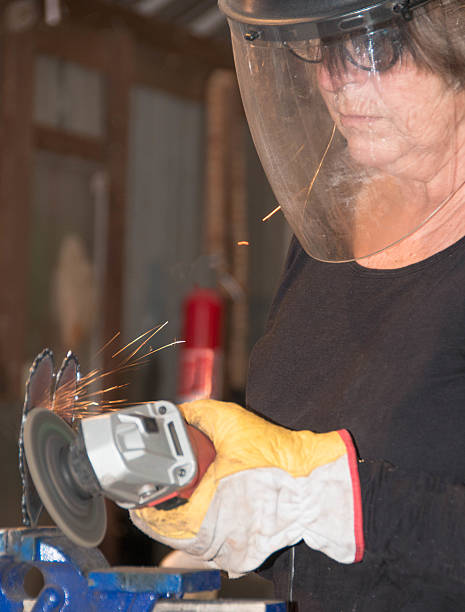 웰더-상석 여자 그라인딩 금속면의 artpiece#1 - craft welding torch female welder 뉴스 사진 이미지