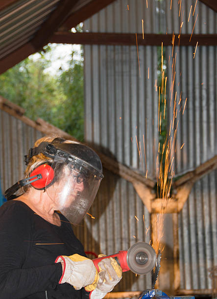 웰더-상석 여자 그라인딩 금속면의 artpiece_9 - craft welding torch female welder 뉴스 사진 이미지
