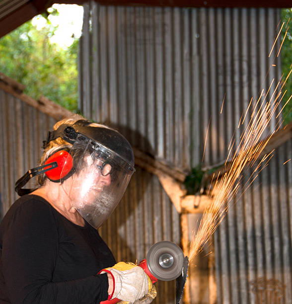 웰더-상석 여자 그라인딩 금속면의 artpiece_8 - craft welding torch female welder 뉴스 사진 이미지