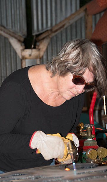 웰더-상석 여자 잘라냄 metal_1 - craft welding torch female welder 뉴스 사진 이미지