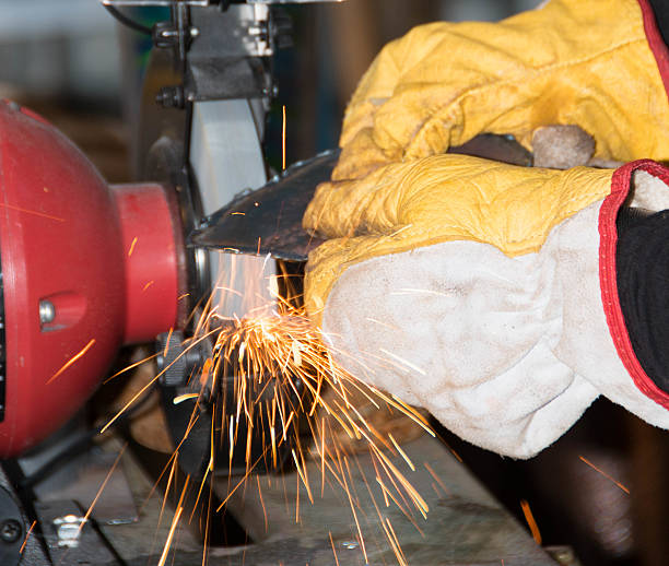 welder- 상석 female 는 그라인딩 금속 심장 - craft welding torch female welder 뉴스 사진 이미지