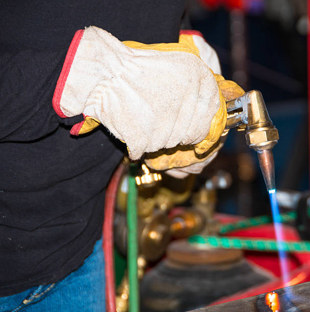 웰더-상석 female menyalakan torch.nef - craft welding torch female welder 뉴스 사진 이미지
