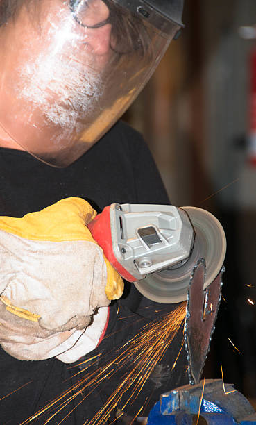 웰더-상석 여자 그라인딩 금속면의 artpiece_5 - craft welding torch female welder 뉴스 사진 이미지