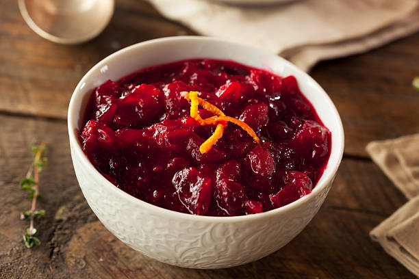 домашние органических красная клюквенный соус - cranberry sauce стоковые фото и изображения