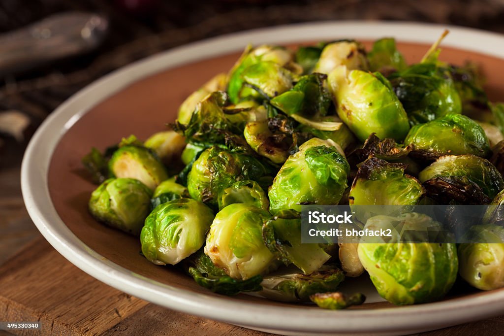 Brussel Sprouts tostado casero - Foto de stock de Col de Bruselas libre de derechos