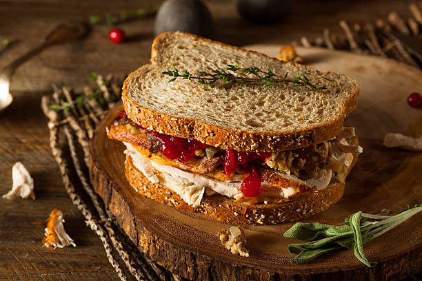 restes de sandwiches faits maison pour thanksgiving - sandwich turkey cranberry cheese photos et images de collection