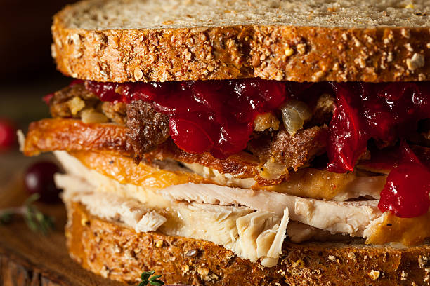 restes de sandwiches faits maison pour thanksgiving - sandwich turkey cranberry cheese photos et images de collection