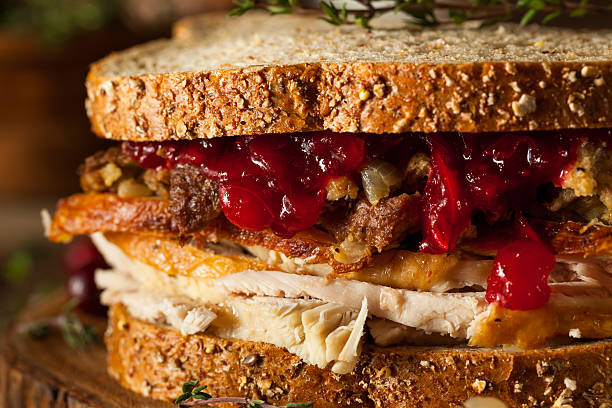 restes de sandwiches faits maison pour thanksgiving - sandwich turkey cranberry cheese photos et images de collection