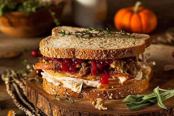 hausgemachte restlichen thanksgiving-sandwich - sandwich turkey cranberry cheese stock-fotos und bilder