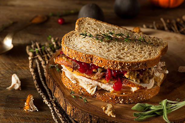 hausgemachte restlichen thanksgiving-sandwich - sandwich turkey cranberry cheese stock-fotos und bilder