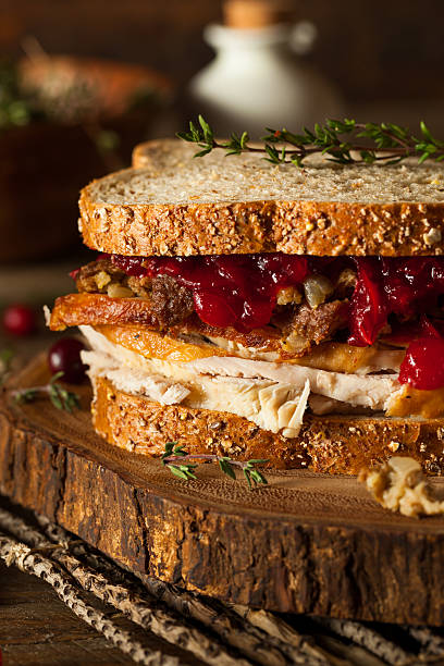 hausgemachte restlichen thanksgiving-sandwich - sandwich turkey cranberry cheese stock-fotos und bilder