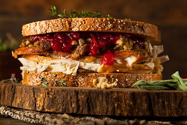 hausgemachte restlichen thanksgiving-sandwich - bun warmer stock-fotos und bilder