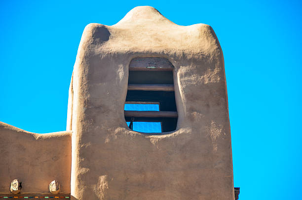 arquitectura del sudoeste de los estados unidos - santa fe new mexico mexico adobe house fotografías e imágenes de stock