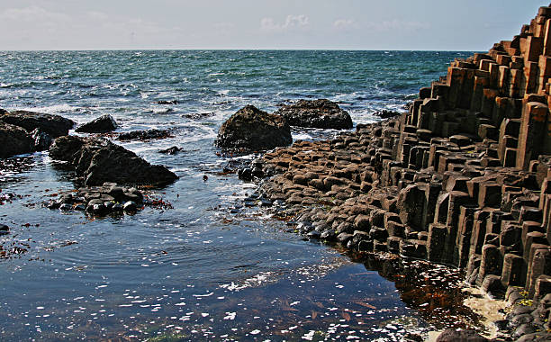 caminho dos gigantes de basalto colunas hexagonais para o mar - national trust northern ireland uk rock imagens e fotografias de stock