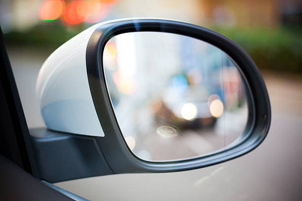 стороны заднего вида автомобиль зеркало вид на улицу с отражением города - side view mirror стоковые фото и изображения
