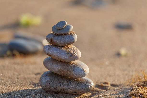 equilíbrio pedras na praia - stack rock stack stacking spa treatment - fotografias e filmes do acervo