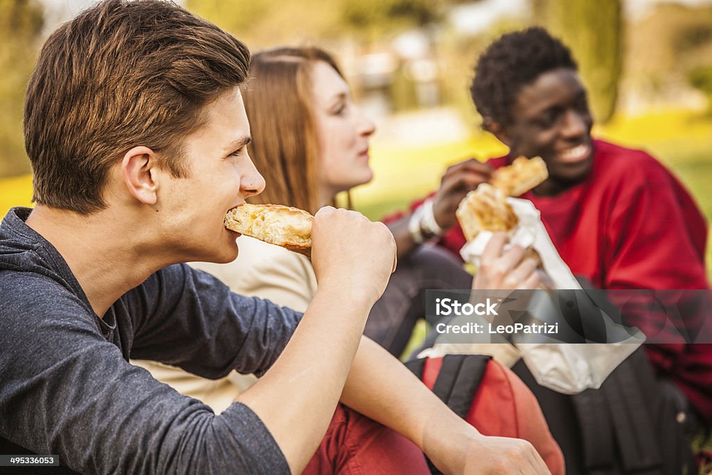 Gruppe von Jugendlichen Essen im Freien - Lizenzfrei Afrikanischer Abstammung Stock-Foto