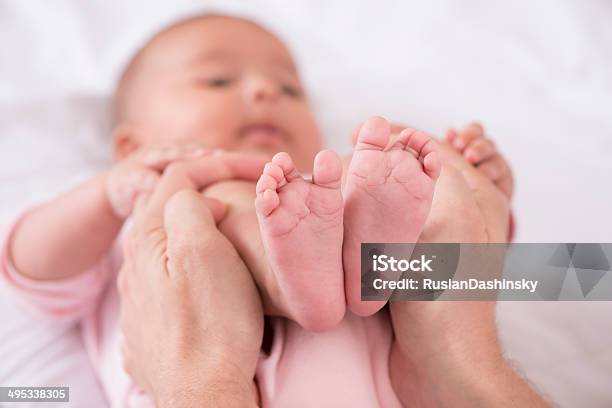 Baby Übung Stockfoto und mehr Bilder von 0-11 Monate - 0-11 Monate, Baby, Berühren