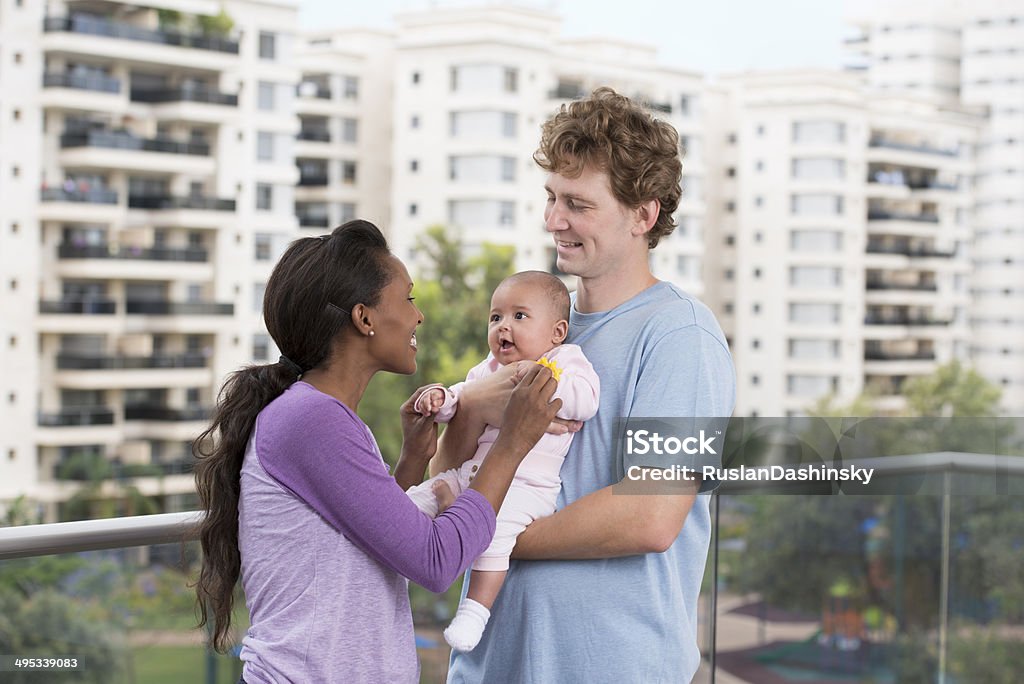 Nova família em sua nova casa. - Royalty-free Apartamento Foto de stock