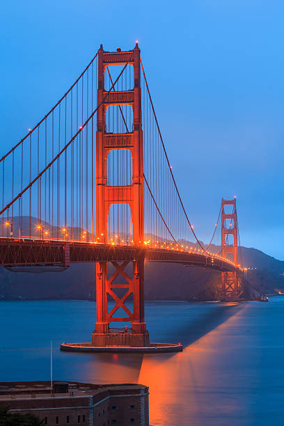 golden gate bridge y el centro de la ciudad de san francisco - gold gate bridge san francisco county fotografías e imágenes de stock